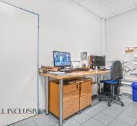 NA PRENÁJOM OBCHODNÝ PRIESTOR V DUNAJSKEJ STREDE - Kancelária s dreveným stolom, modrou stoličkou, nástennou nástenkou a počítačovým vybavením.