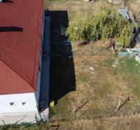 NA PREDAJ 3-IZBOVÝ RD (ČASŤ DVOJDOMU), ZEMIANSKA OLČA - Rodinný dom v Zemianskej Olči s červenou strechou a dvorom s veľkým stromom.