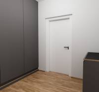 NA PREDAJ 3-IZBOVÝ RD (ČASŤ DVOJDOMU), ZEMIANSKA OLČA - Chodba s podlahou s dreveným dekorom, sivými skriňami a bielymi dverami v rodinnom dome.