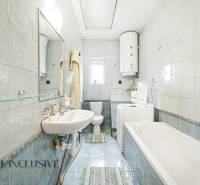 Na predaj 3-izbový rodinný dom, Topoľníky - Kúpeľňa s bielymi obkladačkami, vaňou a práčkou v rodinnom dome.