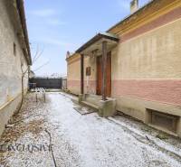 Na predaj 3-izbový rodinný dom, Topoľníky - Rodinný dom v Topoľníkoch s bočným dvorom, vstupné schody, zimný záber.