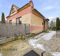 Na predaj 3-izbový rodinný dom, Topoľníky - Rodinný dom v Topoľníkoch s farebnou fasádou a jednoduchým dvorom.