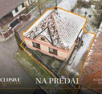 Na predaj 3-izbový rodinný dom, Topoľníky - Rodinný dom v Topoľníkoch obklopený zasneženými strechami a ulicou, na predaj.