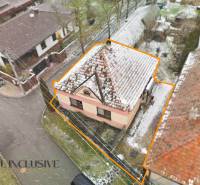 Na predaj 3-izbový rodinný dom, Topoľníky - Rodinný dom v Topoľníkoch so zasneženou strechou a ohraničeným pozemkom z leteckého pohľadu.