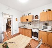 Na predaj 3-izbový rodinný dom, Topoľníky - Kuchyňa v rodinnom dome s kuchynskou linkou, elektrickým sporákom a mikrovlnkou.