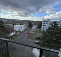 Nadštandardný 4-izbový tehlový byt po kompletnej Sahy - Výhľad zo 4-izbového bytu na a Gyurkyho v Šahách, ukazuje mestskú ulicu a domy.