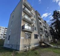 Nadštandardný 4-izbový tehlový byt po kompletnej Sahy - Štvrtý poschodový bytový dom so vstupom a balkónmi Šahy, a gyurkyho.