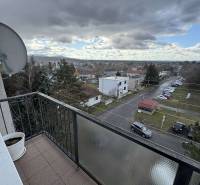 Nadštandardný 4-izbový tehlový byt po kompletnej Sahy - Výhľad na ulicu a Gyurkyho v Šahách zo 4-izbového bytu s parkovaním.