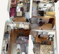 Nadštandardný 4-izbový tehlový byt po kompletnej Sahy - Interiér 4-izbového bytu s podlahou s dreveným dekorom a nábytkom rôznych štýlov.