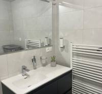 EXKLUZÍVNE-PREDAJ 3-IZBOVÝ BYT POPRAD, širšie centrum 80 m2 s gar.st. - Kúpeľňa v 3-izbovom byte s moderným umývadlom, zrkadlom a radiátorom.