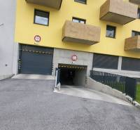 EXKLUZÍVNE-PREDAJ 3-IZBOVÝ BYT POPRAD, širšie centrum 80 m2 s gar.st. - Obytný dom na Hviezdoslavovej ulici v Poprade s garážovým vjazdom a balkónmi.