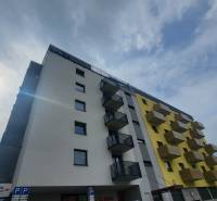 EXKLUZÍVNE-PREDAJ 3-IZBOVÝ BYT POPRAD, širšie centrum 80 m2 s gar.st. - Bytový dom na Hviezdoslavovej ulici v Poprade s balkónmi a zákazom parkovania.