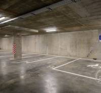 2-izbový byt, NOVÝ, veľkorysý ÚLOŽNÝ PRIESTOR, PARKOVANIE - Podzemné garážové parkovanie na ulici Františka Kubu, priestranné miesto pri 2-izbovom byte.