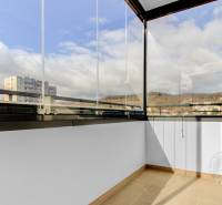 2-izbový byt, NOVÝ, veľkorysý ÚLOŽNÝ PRIESTOR, PARKOVANIE - Presklený balkón s výhľadom na okolitú architektúru Františka Kubu v Bratislave - Rači.