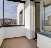 2-izbový byt, NOVÝ, veľkorysý ÚLOŽNÝ PRIESTOR, PARKOVANIE - Na ulici Františka Kubu pohľad z 2-izbového bytu na panorámu mesta a hory.