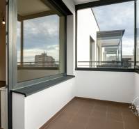 2-izbový byt, NOVÝ, veľkorysý ÚLOŽNÝ PRIESTOR, PARKOVANIE - Na obrázku je priestranný balkón s výhľadom na ulici Františka Kubu, vhodný pre 2-izbový byt.