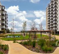 2-izbový byt, NOVÝ, veľkorysý ÚLOŽNÝ PRIESTOR, PARKOVANIE - Elegantný bytový komplex na ulici Františka Kubu ponúka 2-izbový byt s modernou záhradou.