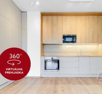  2-izbový byt, NOVÝ, veľkorysý ÚLOŽNÝ PRIESTOR, PARKOVANIE - Kuchyňa s podlahou s dreveným dekorom a zabudovanými spotrebičmi v 2-izbovom byte.