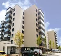 2-izbový byt, NOVÝ, veľkorysý ÚLOŽNÝ PRIESTOR, PARKOVANIE - Výšková budova s balkónmi na ulici Františka Kubu, ponúka 2-izbový byt.