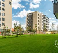 2-izbový byt, NOVÝ, veľkorysý ÚLOŽNÝ PRIESTOR, PARKOVANIE - Nové obytné činžiaky na ulici Františka Kubu. Zelené trávniky a 2-izbový byt.