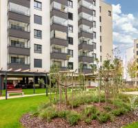 2-izbový byt, NOVÝ, veľkorysý ÚLOŽNÝ PRIESTOR, PARKOVANIE - Bytová budova na ulici Františka Kubu ponúka aj 2-izbový byt s moderným dizajnom.