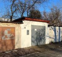 Zrekonštruovaná veľká garáž na ul. Agátova, Dúbravka s pozemkom - Rôznofarebné garáže na Agátovej ulici v Bratislave - Dúbravke obklopené stromami.