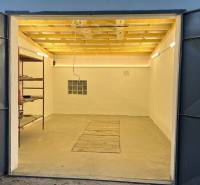 Zrekonštruovaná veľká garáž na ul. Agátova, Dúbravka s pozemkom - Otvorená garáž s regálom na Agátovej ulici v Bratislave - Dúbravke.