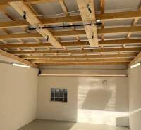 Zrekonštruovaná veľká garáž na ul. Agátova, Dúbravka s pozemkom - Garáže s dreveným trámami na strope, v Bratislave - Dúbravke na Agátovej ulici.