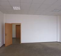 MASARYKOVA: Nebytové priestory 30 m2 - 3.posch., VÝŤAH, parkovanie - Biela miestnosť v kancelárii s otvorenými drevenými dverami a kobercom na podlahe.