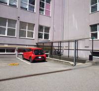 MASARYKOVA: Nebytové priestory 30 m2 - 3.posch., VÝŤAH, parkovanie - Parkovisko na Masarykovej ulici v Prešove s bicyklovým stojanom pri kanceláriách.