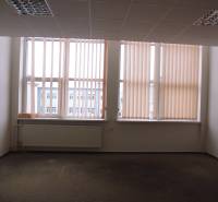 MASARYKOVA: Nebytové priestory 30 m2 - 3.posch., VÝŤAH, parkovanie - Kancelária s veľkým oknom, žalúziami a podlahou s dreveným dekorom.