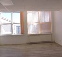 MASARYKOVA: Nebytové priestory 30 m2 - 3.posch., VÝŤAH, parkovanie - Priestranné kancelárie s veľkými oknami a podlahou s dreveným dekorom.