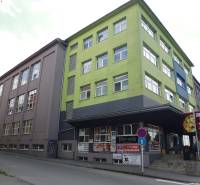 MASARYKOVA: Nebytové priestory 30 m2 - 3.posch., VÝŤAH, parkovanie - Budova na Masarykovej ulici v Prešove s farebnou fasádou používaná na kancelárie.