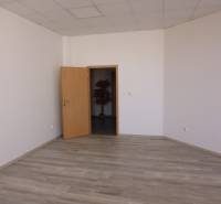 MASARYKOVA: Nebytové priestory 30 m2 - 3.posch., VÝŤAH, parkovanie - Kancelárie s podlahou s dreveným dekorom a otvorenými dverami.