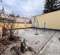 Podnikateľský objekt na prenájom v Lučenci - V centre Lučenca je dlaždený dvor s slnečníkmi pre gastro priestory.