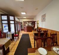 Podnikateľský objekt na prenájom v Lučenci - Interiér Gastro priestorov s drevenými stoličkami a barovým pultom.