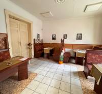 Podnikateľský objekt na prenájom v Lučenci - Interiér gastro priestorov s tradičným nábytkom a dlažbou, príjemná atmosféra na posedenie.