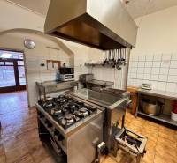 Podnikateľský objekt na prenájom v Lučenci - Kuchyňa v gastro priestoroch s vybavením a plynovým sporákom.