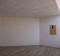 MASARYKOVA: Nebytové priestory 36 m2 - 3.posch., VÝŤAH, parkovanie - Miestnosť s podlahou s dreveným dekorom a korkovou nástenkou v kancelárii.