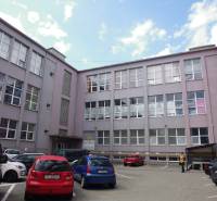 MASARYKOVA: Nebytové priestory 36 m2 - 3.posch., VÝŤAH, parkovanie - Budova s kanceláriami na Masarykovej ulici v Prešove, pred ktorou sú zaparkované autá.