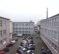 MASARYKOVA: Nebytové priestory 36 m2 - 3.posch., VÝŤAH, parkovanie - Budovy kancelárií na Masarykovej ulici v Prešove s množstvom zaparkovaných áut na dvore.