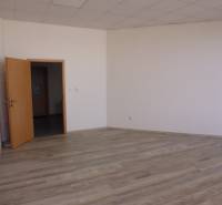 MASARYKOVA: Nebytové priestory 36 m2 - 3.posch., VÝŤAH, parkovanie - V kancelárii s podlahou s dreveným dekorom sú biele steny a otvorené dvere.