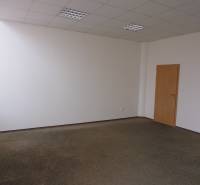 MASARYKOVA: Nebytové priestory 36 m2 - 3.posch., VÝŤAH, parkovanie - Kancelária s kobercovou podlahou, biele steny, drevené dvere; jednoduchý dizajn.