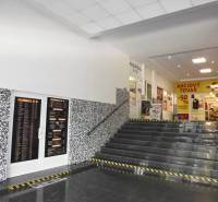 MASARYKOVA: Nebytové priestory 36 m2 - 3.posch., VÝŤAH, parkovanie - V Kanceláriách je schodisko s dlažbou a výzdobou z mozaiky na stene.