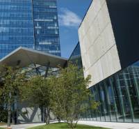 Administratíva 616m2, NIVY TOWER, Mlynské Nivy - Sklenená fasáda budovy s prístreškom a zeleňou na Mlynských nivách, Bratislava - Nivy, kancelárie.