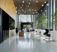 Administratíva 616m2, NIVY TOWER, Mlynské Nivy - Recepcia v kancelárii s presklenými stenami, rastlinami a pohodlným sedením.