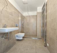 VÝNIMOČNÝ APARTMÁN priamo v centra mesta - projekt UNO Poštová - Kúpeľňa s keramickými obkladmi, závesným WC a sprchovým kútom v 1-izbovom byte.