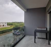 CHORVÁTSKO - Luxusne zariadený 3 izbový apartmán - VRSI, Zadar - Balkón s výhľadom na parkovanie v 3-izbovom byte vo VRSI.