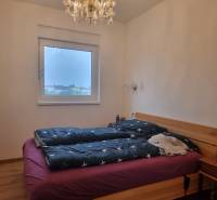 CHORVÁTSKO - Luxusne zariadený 3 izbový apartmán - VRSI, Zadar - Spálňa so svietidlom a posteľou v 3-izbovom byte, podlaha s dreveným dekorom.