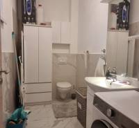 CHORVÁTSKO - Luxusne zariadený 3 izbový apartmán - VRSI, Zadar - Kúpeľňa v 3-izbovom byte s práčkou, toaletou, moderným umývadlom a úložným priestorom.